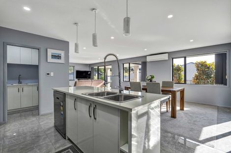 Photo of property in 2 Frederick Place, Whalers Gate, New Plymouth, 4310