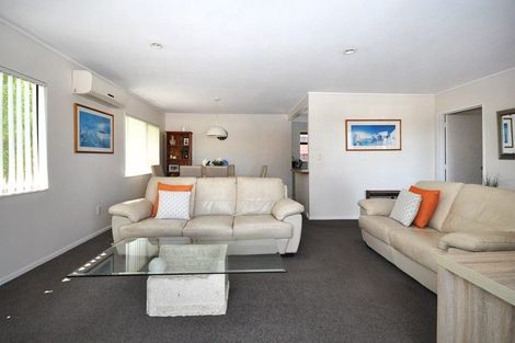 Photo of property in 1/6 Sevilla Place, Unsworth Heights, Auckland, 0632