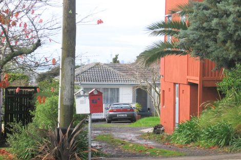 Photo of property in 82 Lincoln Park Avenue, Massey, Auckland, 0614