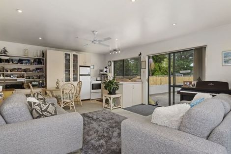 Photo of property in 30 Walton Street, Red Beach, 0932