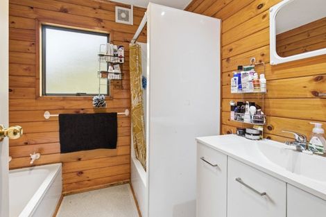 Photo of property in 94a Newlands Road, Newlands, Wellington, 6037
