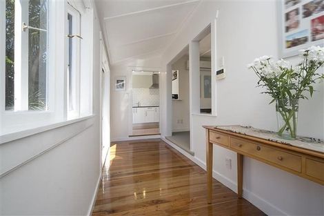 Photo of property in 4 Cleve Road, Green Bay, Auckland, 0604