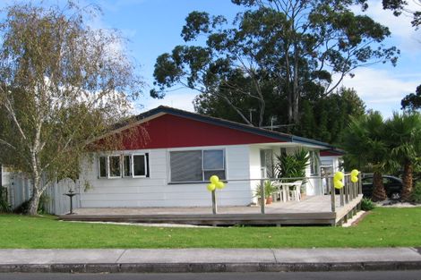 Photo of property in 2/4 Thomas Avenue, Te Atatu Peninsula, Auckland, 0610