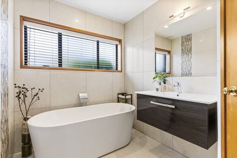 Photo of property in 98 Bleakhouse Road, Howick, Auckland, 2014
