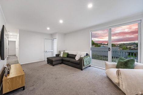 Photo of property in 24 Halloran Place, Massey, Auckland, 0614