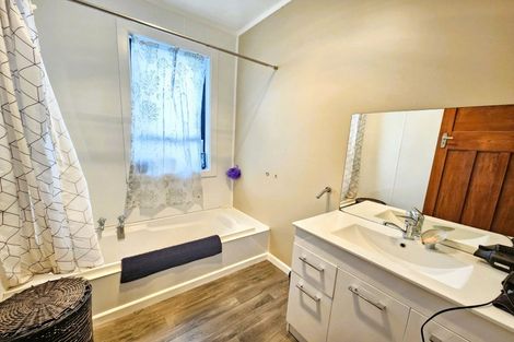 Photo of property in 4 Main Road, Clinton, 9534