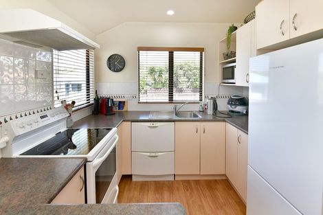 Photo of property in 2/8 Knott Road, Stanmore Bay, Whangaparaoa, 0932