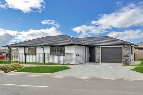 Photo of property in 2 Paapaka Way, Waiuku, 2123