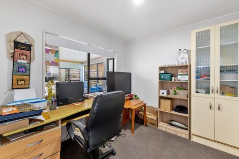 Photo of property in 43 Ohiwa Road, Papakura, 2582