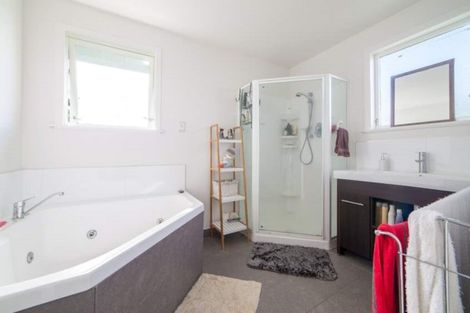 Photo of property in 53 Bruce Road, Glenfield, Auckland, 0629