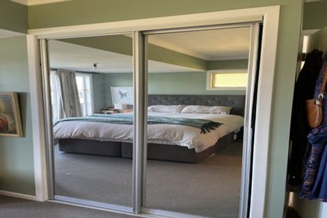 Photo of property in 28 Harbour View Road, Te Atatu Peninsula, Auckland, 0610