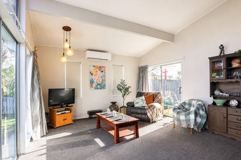 Photo of property in 76 Oakfield Crescent, Pukete, Hamilton, 3200