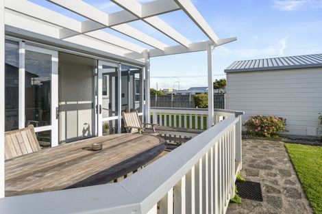 Photo of property in 17 Tasman Street, Opunake, 4616