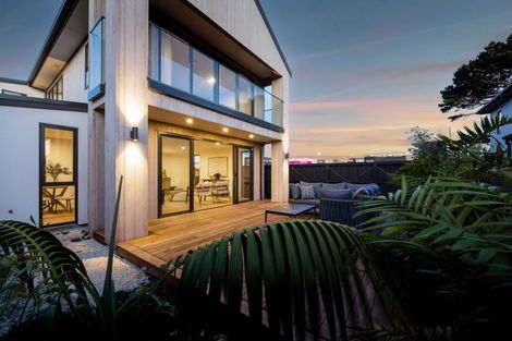 Photo of property in 10 Eliot Street, New Plymouth, 4310