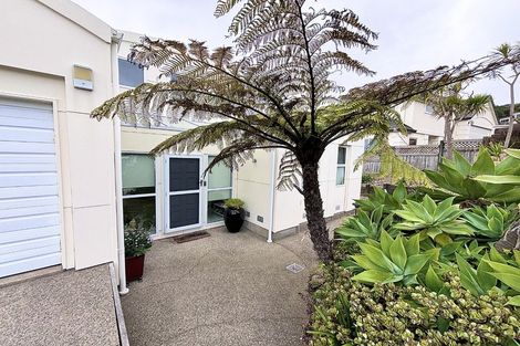 Photo of property in 24 Dress Circle, Newlands, Wellington, 6037