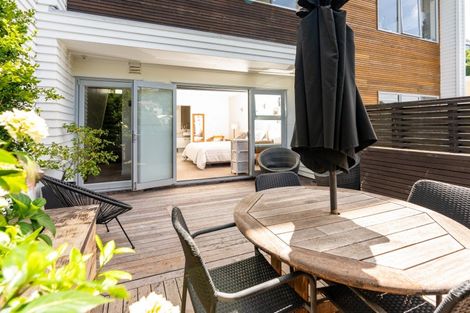 Photo of property in 11 Tiketike Way, Brooklyn, Wellington, 6021