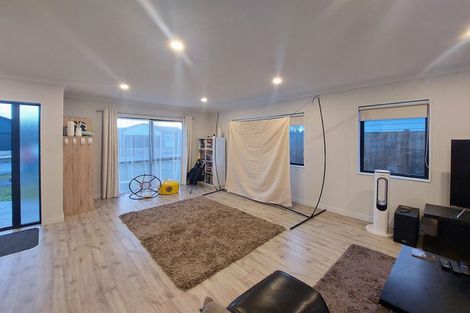 Photo of property in 13 Earlywood Road, Takanini, 2110