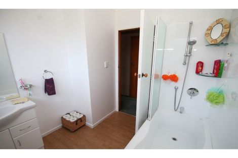 Photo of property in 14 Heathdale Crescent, Papakura, 2110