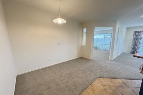 Photo of property in 8 Rosebay Rise, Henderson, Auckland, 0610
