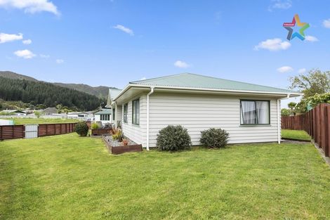 Photo of property in 25 Grimsby Grove, Wainuiomata, Lower Hutt, 5014