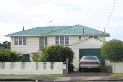 Photo of property in 76 Lincoln Park Avenue, Massey, Auckland, 0614