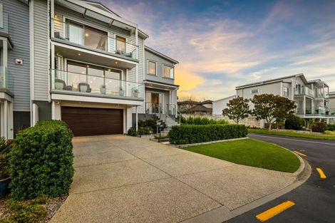 Photo of property in 32 Provence Esplanade, Te Atatu Peninsula, Auckland, 0610