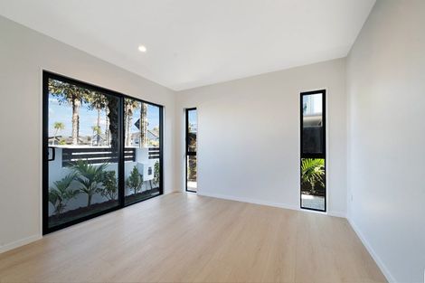 Photo of property in 9 Lomond Street, Newlands, Wellington, 6037