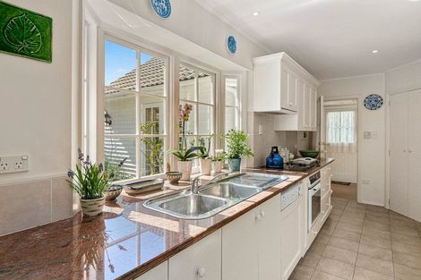 Photo of property in 11 Karaka Grove, Waikanae, 5036