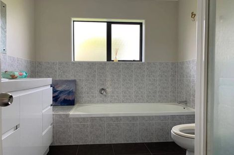 Photo of property in 1 San Carlo Court, Henderson, Auckland, 0612