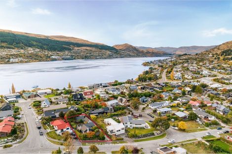 Photo of property in 45 Cedar Drive, Kelvin Heights, Queenstown, 9300