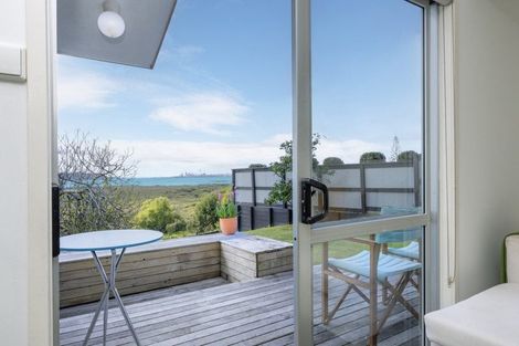 Photo of property in 33 Dawnhaven Drive, Te Atatu Peninsula, Auckland, 0610