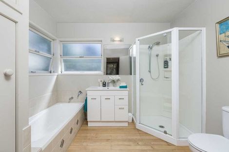 Photo of property in 21a Seaview Road, Castor Bay, Auckland, 0620