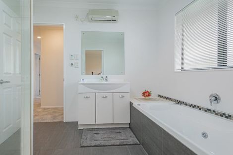 Photo of property in 10 Tui Glen Drive, Levin, 5571