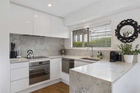 Photo of property in 2/7 Hanlon Crescent, Narrow Neck, Auckland, 0624