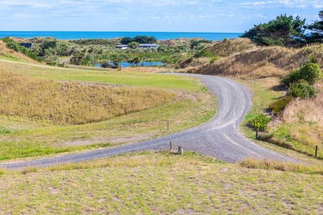 Photo of property in 55 Reay Mackay Grove, Waikawa Beach, Manakau, 5573
