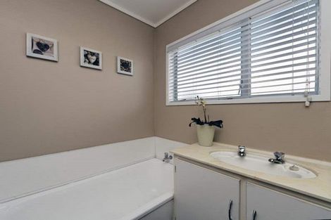 Photo of property in 9 Farwood Drive, Henderson, Auckland, 0612