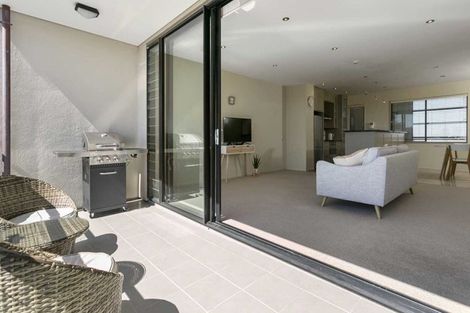 Photo of property in 2a/7 Frieston Road, Milford, Auckland, 0620