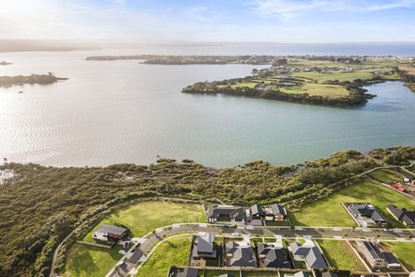 Photo of property in 32 Tahuna Minhinnick Drive, Glenbrook, Waiuku, 2681
