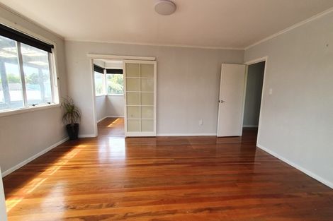 Photo of property in 6 Ozich Avenue, Te Atatu South, Auckland, 0610