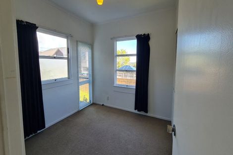 Photo of property in 10 Howard Road, Northcote, Auckland, 0627