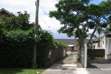 Photo of property in 2/18a Fenwick Avenue, Milford, Auckland, 0620