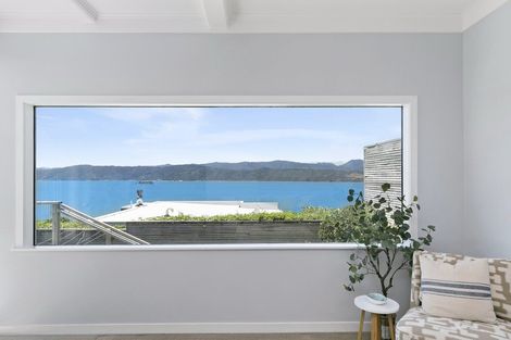 Photo of property in 114 Nevay Road, Karaka Bays, Wellington, 6022