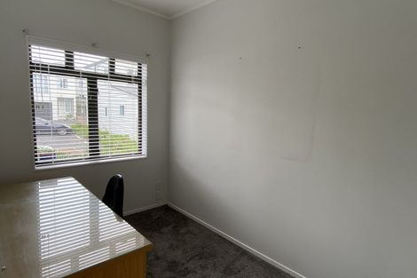 Photo of property in 9-13/11 Fields Parade, Oteha, Auckland, 0632
