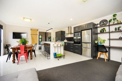 Photo of property in 18 Galea Grove, Kelvin Grove, Palmerston North, 4414