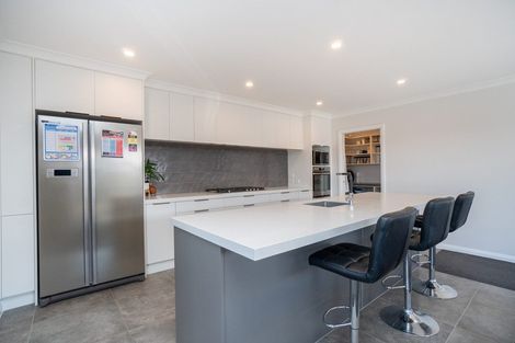 Photo of property in 5 Mediterranean Grove, Fitzherbert, Palmerston North, 4410