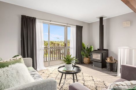 Photo of property in 40 Omapere Street, Whitby, Porirua, 5024