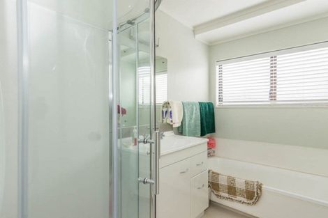 Photo of property in 28 Neil Avenue, Te Atatu Peninsula, Auckland, 0610