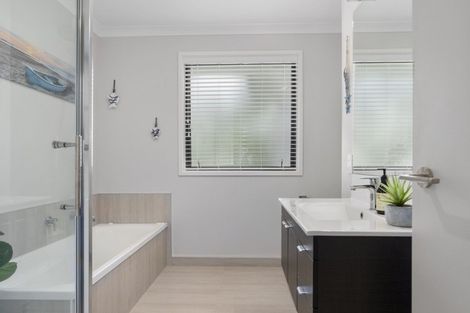 Photo of property in 24 Charlotte Drive, Omokoroa, 3114