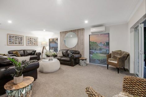 Photo of property in 42 Albatross Road, Red Beach, 0932