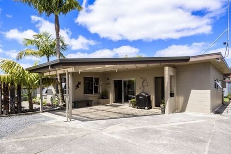 Photo of property in 30 Walton Street, Red Beach, 0932